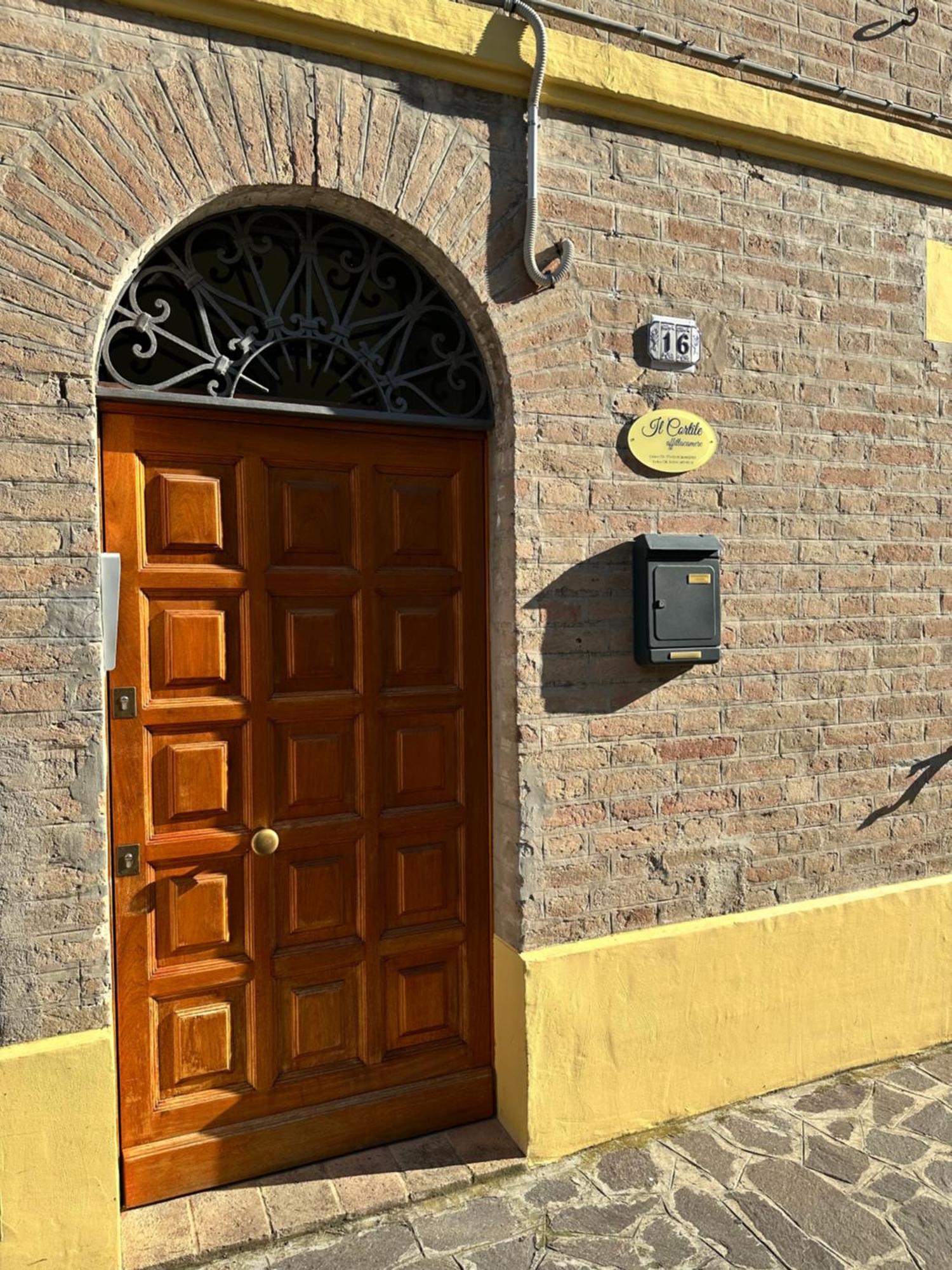 Affittacamere Il Cortile Chiaravalle Bagian luar foto